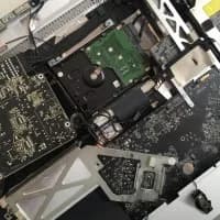 Display, Sturzschaden, Datensicherung,  Display Reparatur, Mainboard  Logicboard Reparatur,  Display Reparatur, Windows oder OSX startet nicht, Neuinstallation, Notebook Reinigung, Treiber Probleme.....Wir helfen Ihnen. Hauptsächlich haben wir uns auf das reparieren der Mainboards von Apple Macbook Geräten spezialisiert. Denn der Austausch ist oft viel zu teuer und lohnt sich nicht immer. Bei Datenverlust durch einen Sturz, Verschleiß, versehentlichen Formatieren oder durch eine Neuinstallation der Festplatte, ist es uns möglich diese ohne größerer Verluste wieder herzustellen. Da wir die meisten Ersatzteile direkt vom Hersteller beziehen, und wir ständig unseren Reparaturablauf weiterentwickeln, können wir Ihnen die Reparaturen so kostengünstig wie möglich anbieten. Unsere persönliche und ehrliche Kundenberatung wird Sie überzeugen Ihr Notebook in unsere Obhut zu geben. 2