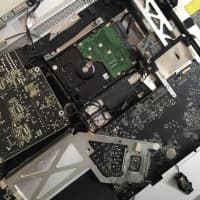 Display, Sturzschaden, Datensicherung, Display Reparatur, Mainboard Logicboard Reparatur, Display Reparatur, Windows oder OSX startet nicht, Neuinstallation, Notebook Reinigung, Treiber Probleme.....Wir helfen Ihnen. Hauptsächlich haben wir uns auf das reparieren der Mainboards von Apple Macbook Geräten spezialisiert. Denn der Austausch ist oft viel zu teuer und lohnt sich nicht immer. Bei Datenverlust durch einen Sturz, Verschleiß, versehentlichen Formatieren oder durch eine Neuinstallation der Festplatte, ist es uns möglich diese ohne größerer Verluste wieder herzustellen. Da wir die meisten Ersatzteile direkt vom Hersteller beziehen, und wir ständig unseren Reparaturablauf weiterentwickeln, können wir Ihnen die Reparaturen so kostengünstig wie möglich anbieten. Unsere persönliche und ehrliche Kundenberatung wird Sie überzeugen Ihr Notebook in unsere Obhut zu geben.